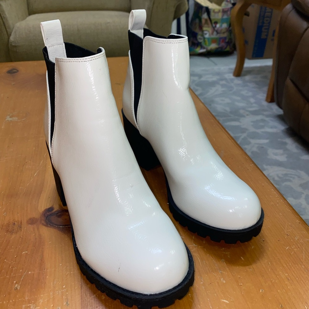 Trendy white boot